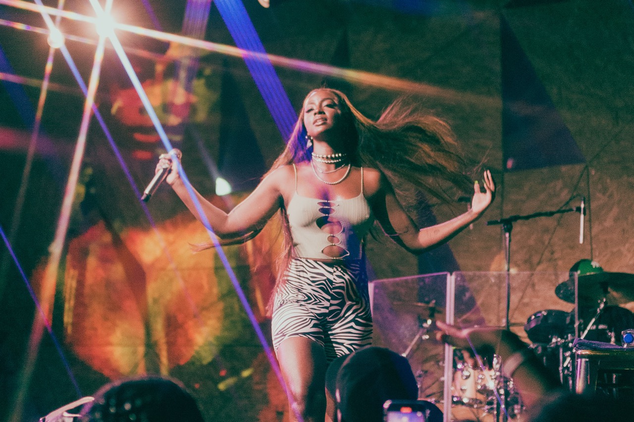 Justine Skye performing